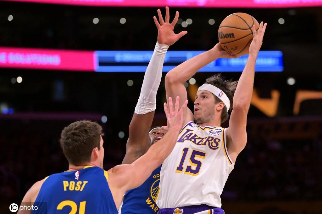 季前赛-詹姆斯库里休战里夫斯21分 湖人胜勇士